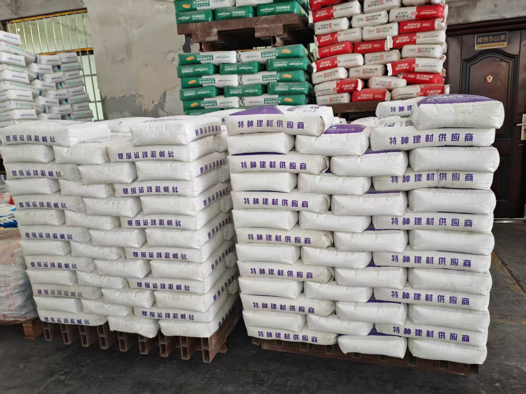 察隅拱顶带模注浆料