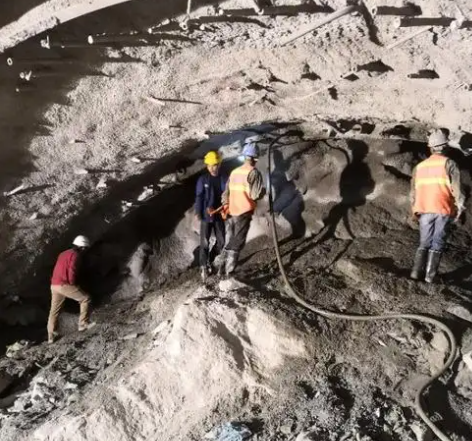 察隅隧道拱顶带模注浆料，微膨胀注浆料的特点及施工工艺